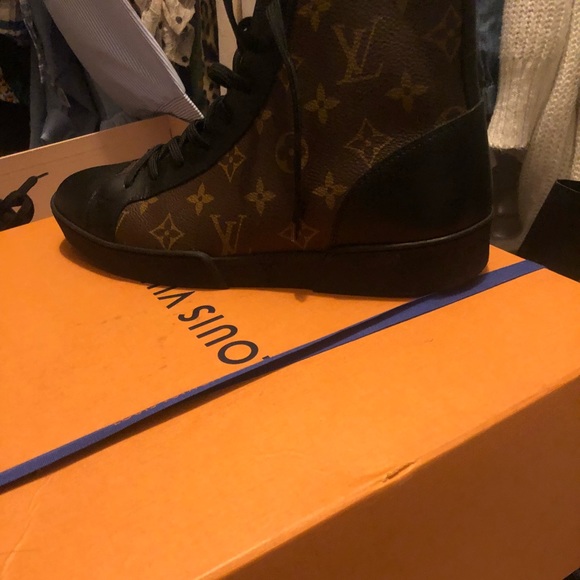 Louis Vuitton sneaker size 6 1/2 - Picture 2 of 3